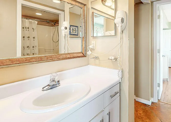 Gulf-Front Condo With Balcony Shared Pool Hot Tub & Beach Access
