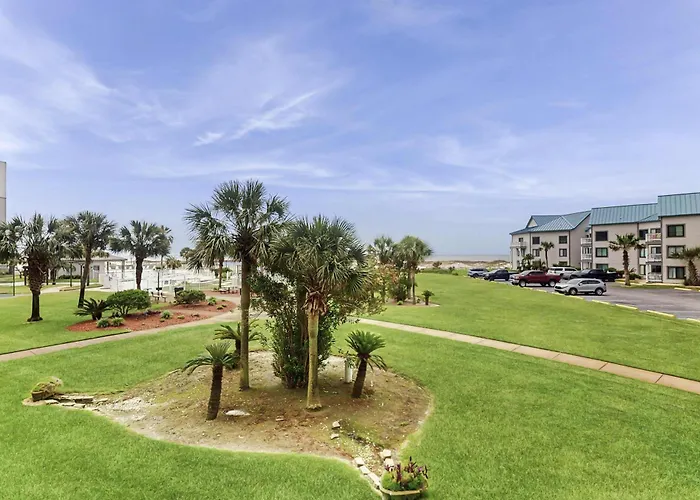 Waterfront Condo With Shared Pool & Hot Tub - Walk To The Beach